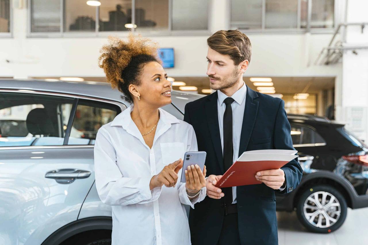 How much does a finance manager at a dealership make